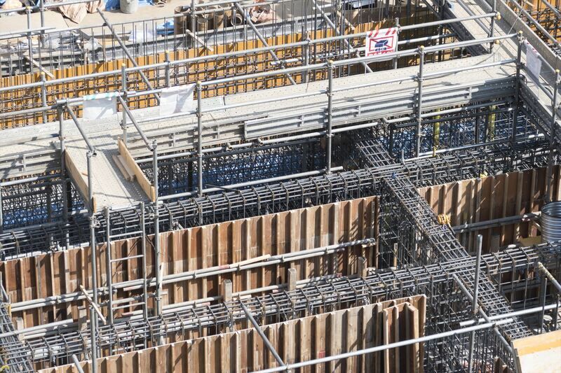 大規模工事現場で組みあがった鉄筋