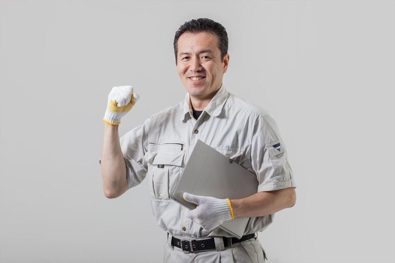 ポーズを決める作業服の男性