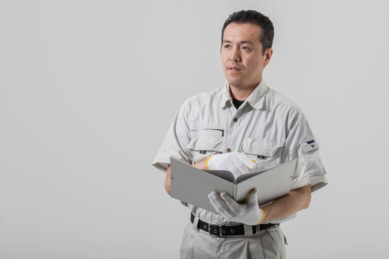 話をする作業服の男性